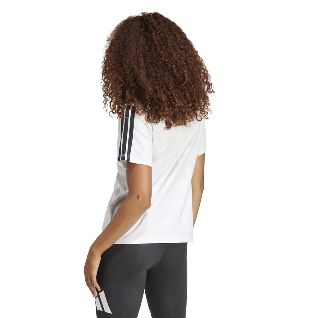 Vista traseira da camiseta Adidas Essentials branca usada por modelo
